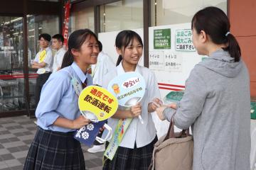 9月17日 神崎高等学校 交通安全マスコット配布の写真1