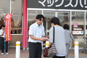 9月17日 神崎高等学校 交通安全マスコット配布の写真2