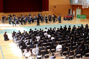 12月5日 兵庫県警察音楽隊と神河中学校吹奏楽部の合同演奏の写真1