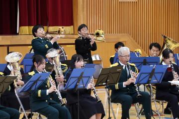 12月5日 兵庫県警察音楽隊と神河中学校吹奏楽部の合同演奏の写真2