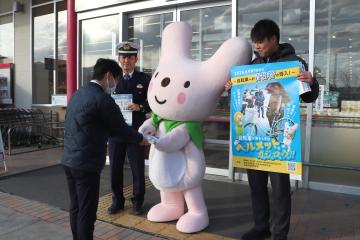 2月18日 自転車ルール啓発チラシ配布の写真