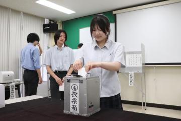 5月28日 神崎高等学校 選挙出前講座・投票体験の写真1