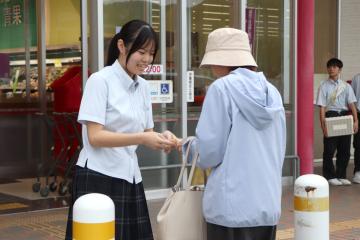 9月16日 神崎高等学校 交通安全ストラップ等配布の写真2