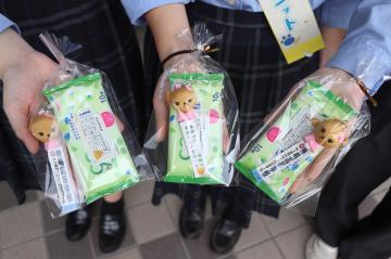 9月16日 神崎高等学校 交通安全ストラップ等配布の写真3