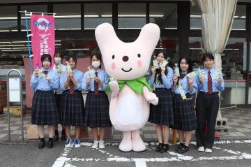 9月16日 神崎高等学校 交通安全ストラップ等配布の写真4