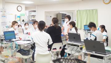 ナースステーションでの会議