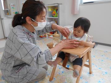 お昼ご飯を食べる子供の写真