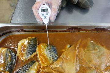 料理の中心温度を計測する写真