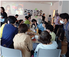 思い出話に花が咲いた交流会の写真