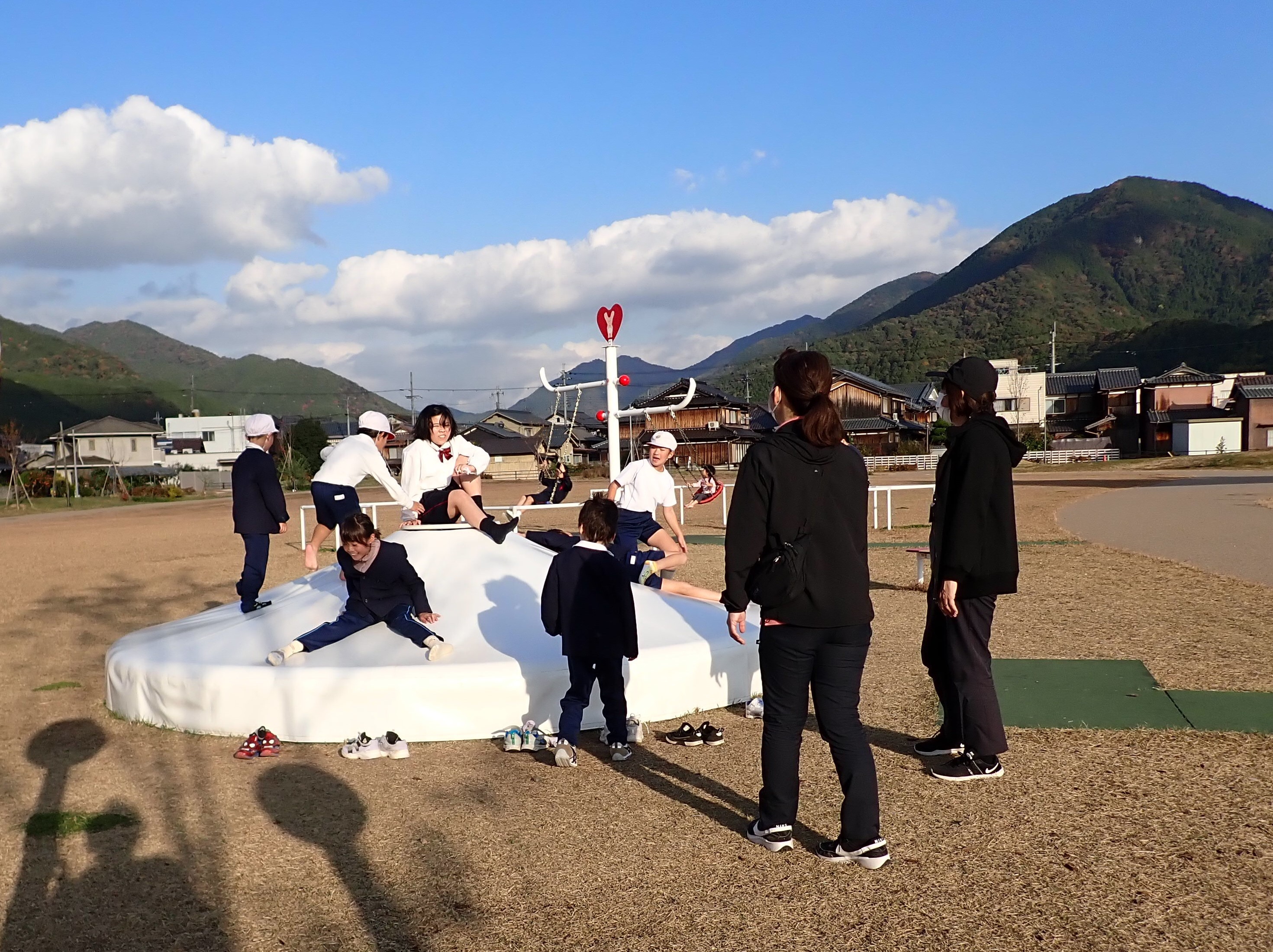 コミュニティパークで遊ぶ子どもたちの写真