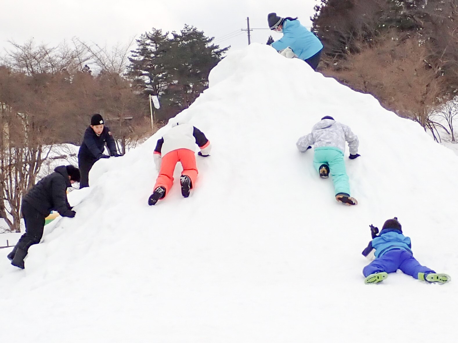 雪山で遊ぶ子どもたちの写真