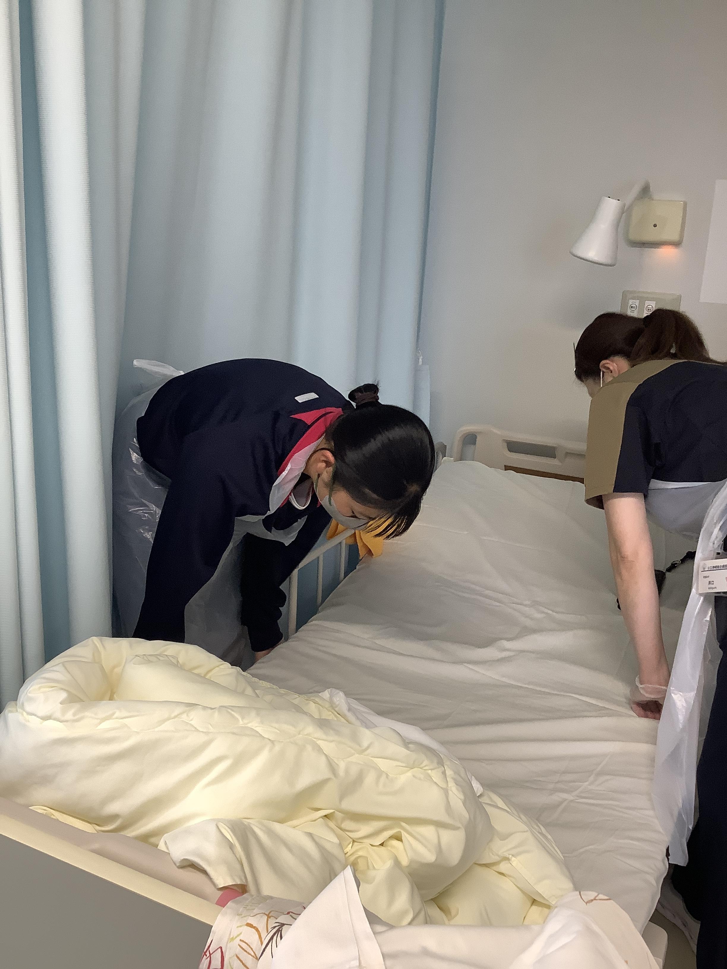 病棟シーツ交換体験の写真