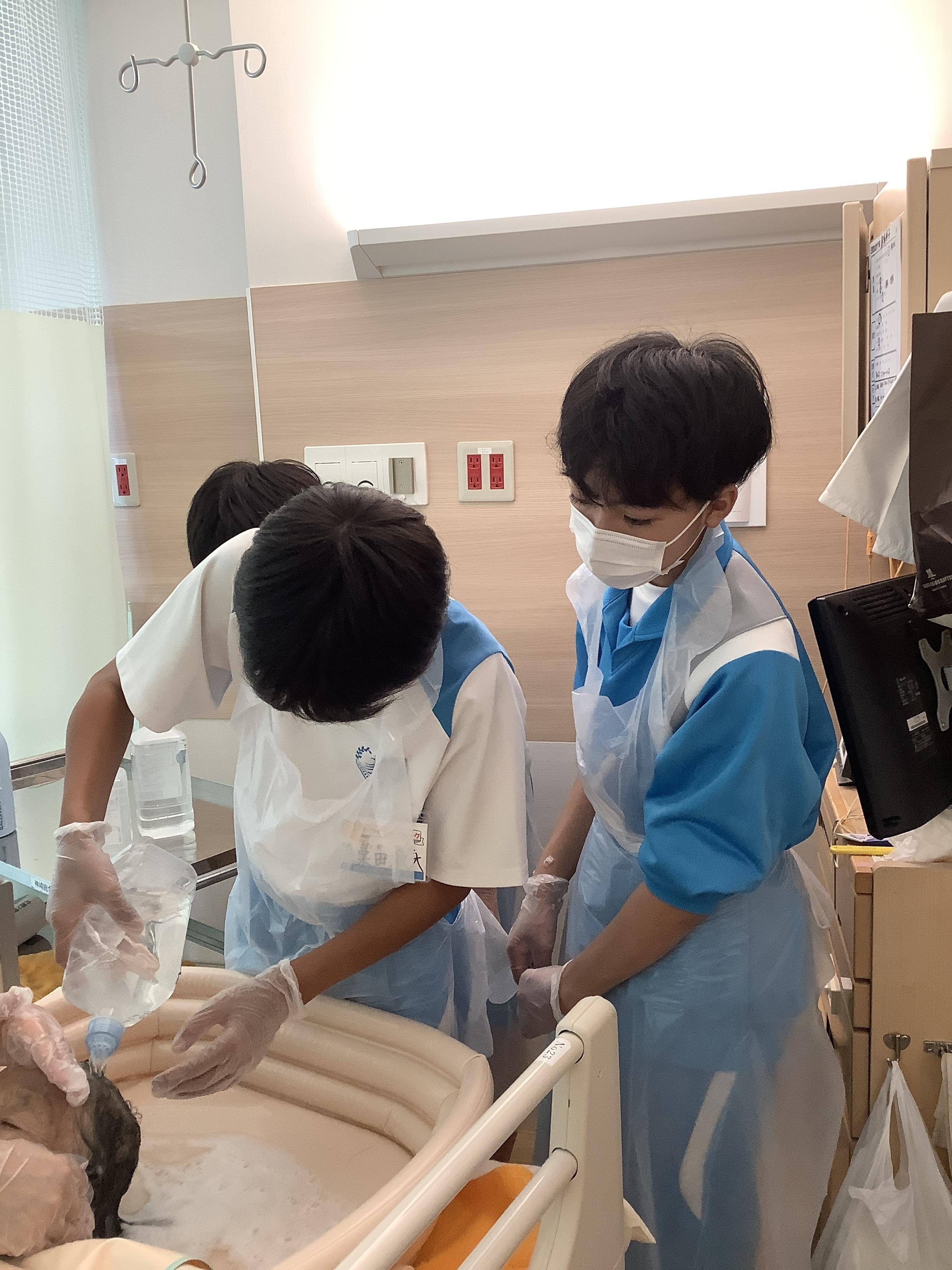 病棟洗髪体験の写真