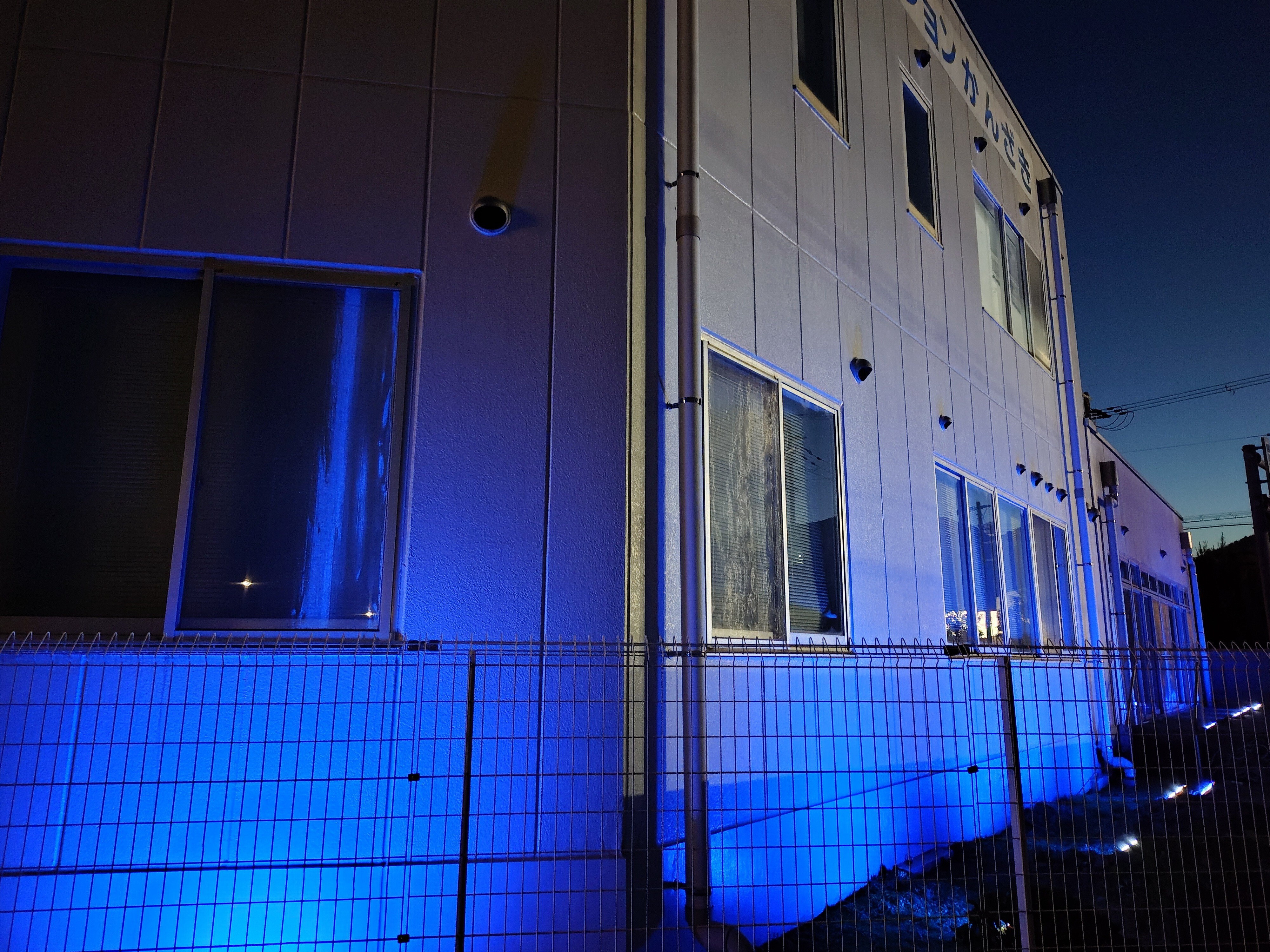 青色にライトアップされた建物の写真